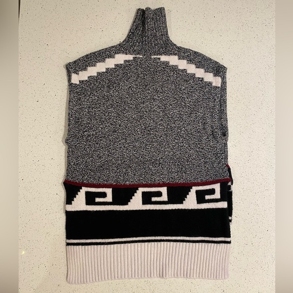 Chic Gray Patterned Sweater Vest - Picture 3 of 4